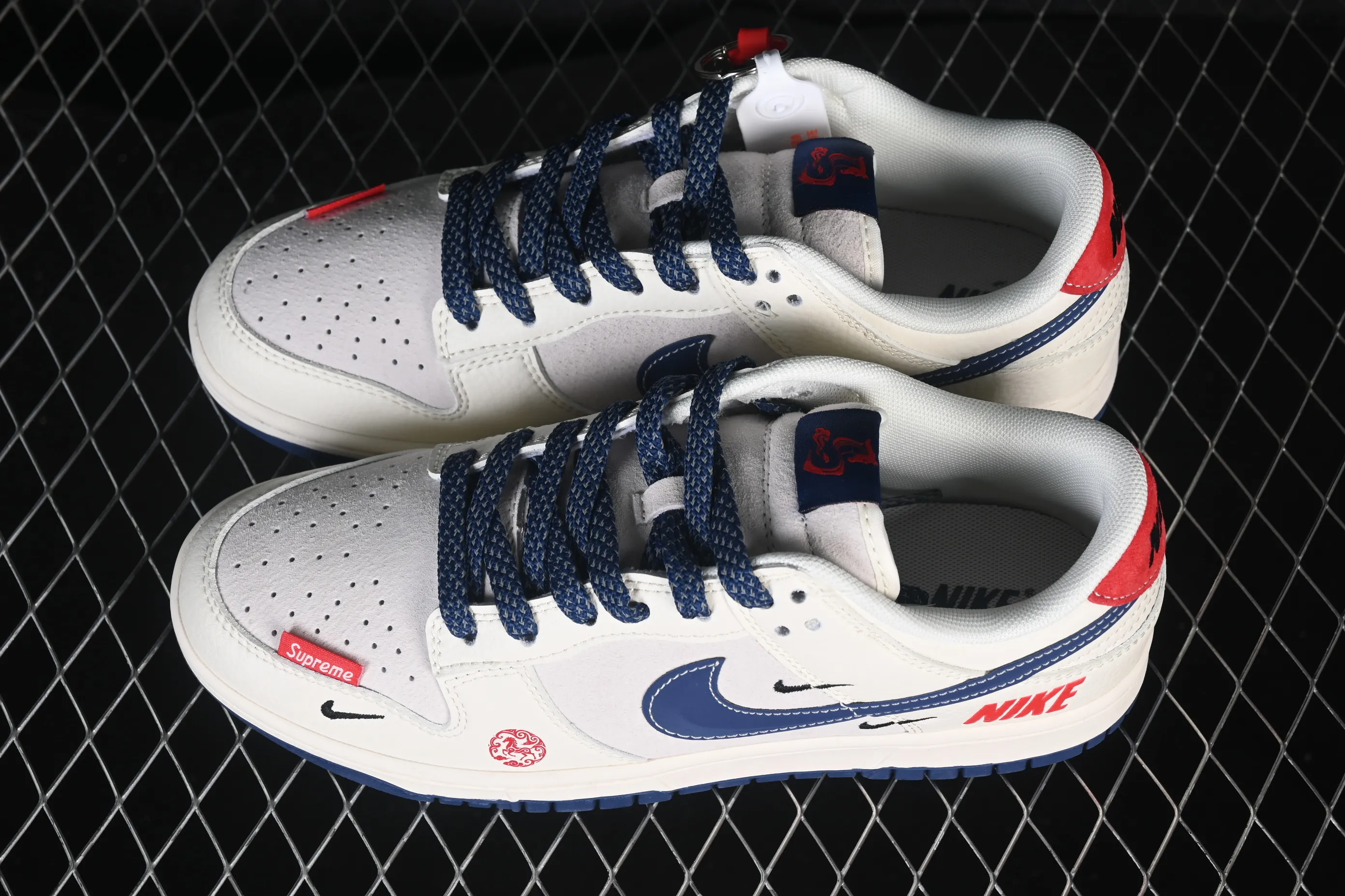 All categories Nk SB Dunk Series Nk SB Dunk Low High-end customized low-top sneakers Nike SB Dunk Low Supreme co-branded Year of the Horse limited edition Anniversary high-end customized low-top casual sneakers FC7688-204